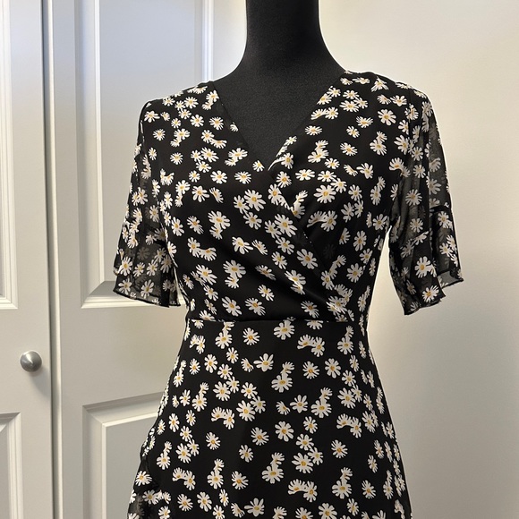 Cute Black Summer Floral Dress with White Daisies - Picture 5 of 6